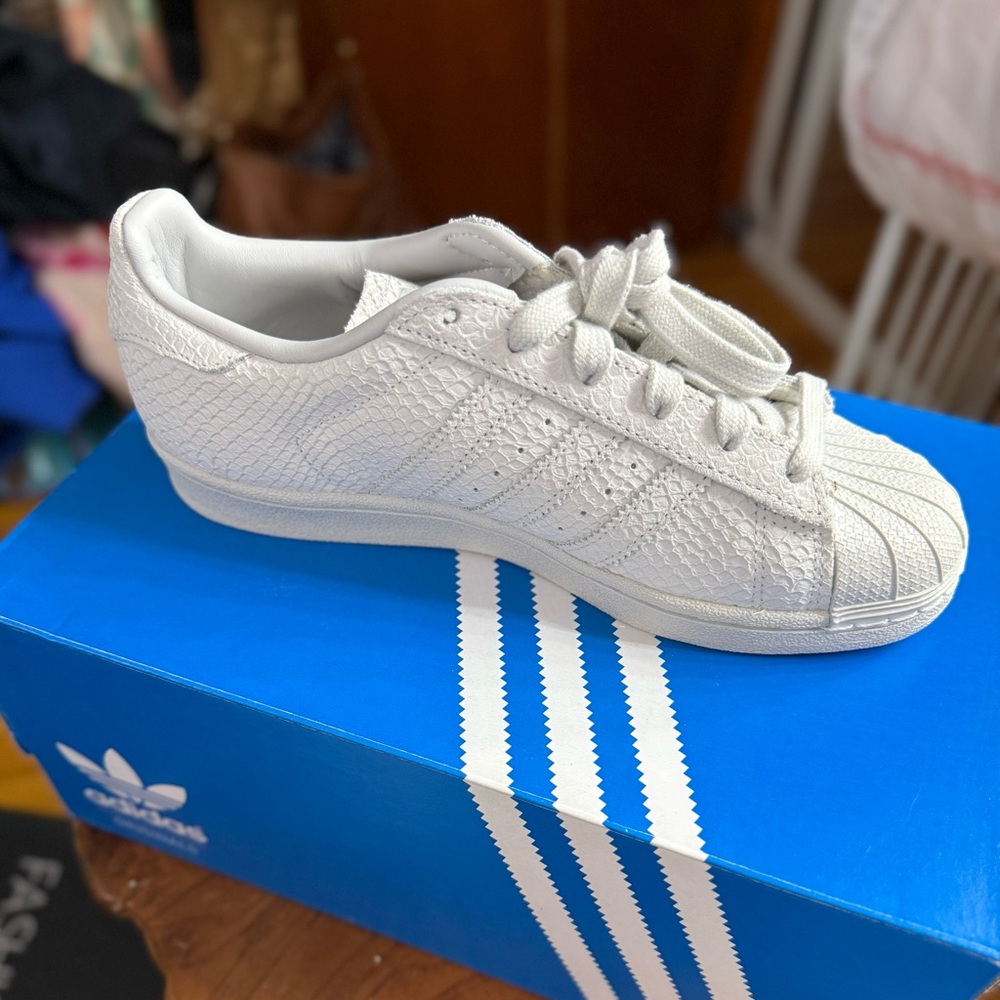 ADIDAS Superstar Light Grey 
Women’s 6.5 
Brand new never worn